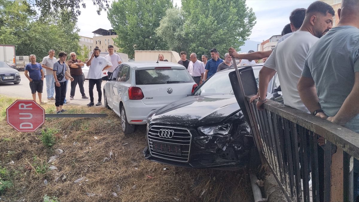 İnegöl'de ehliyetsiz sürücünün kullandığı otomobilin çarptığı 2 araçta hasar oluştu
