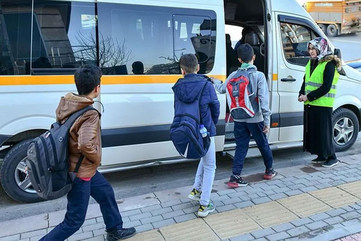 İstanbul Büyükşehir Belediyesi logosu ve üzerinde zamlı servis ücretlerini gösteren bir grafik.