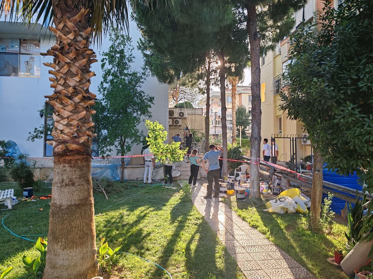 İzmir'in Balçova ilçesinde bir binanın dış cephesinde tadilat sırasında iskelenin çökmesi sonucu 3 kardeş işçi metrelerce yükseklikten yere düştü.
