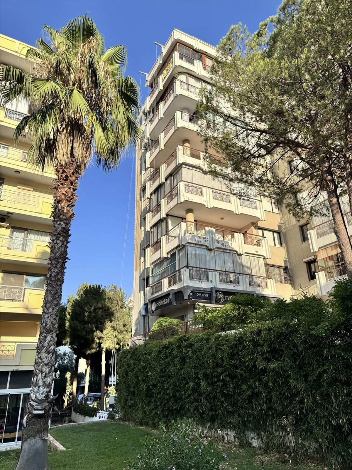 İzmir'de bir binanın iskelesinin düşmesi sonucu 3 kardeş işçi yaralandı