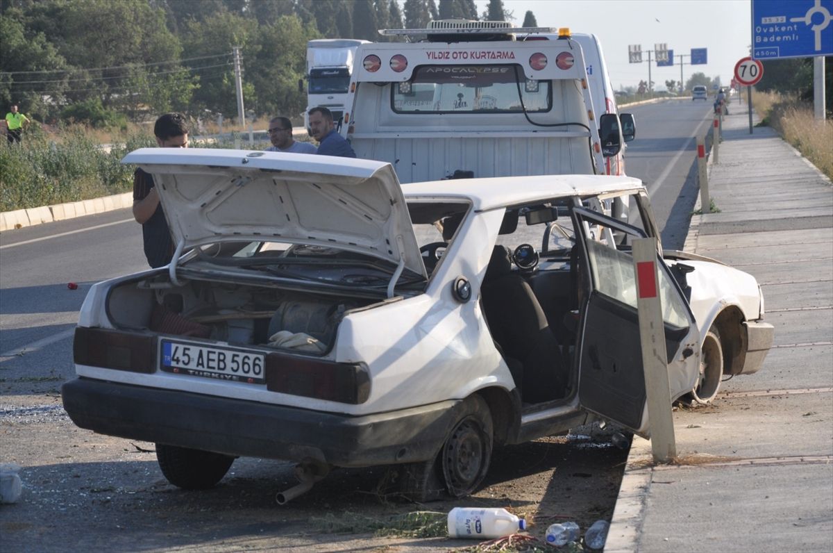 İzmir'de kontrolden çıkarak karşı şeride geçen otomobildeki 5 kişi yaralandı