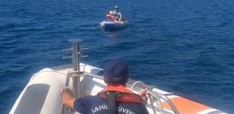 İzmir'de sürüklenen lastik bottaki kişi ve çocuk kurtarıldı