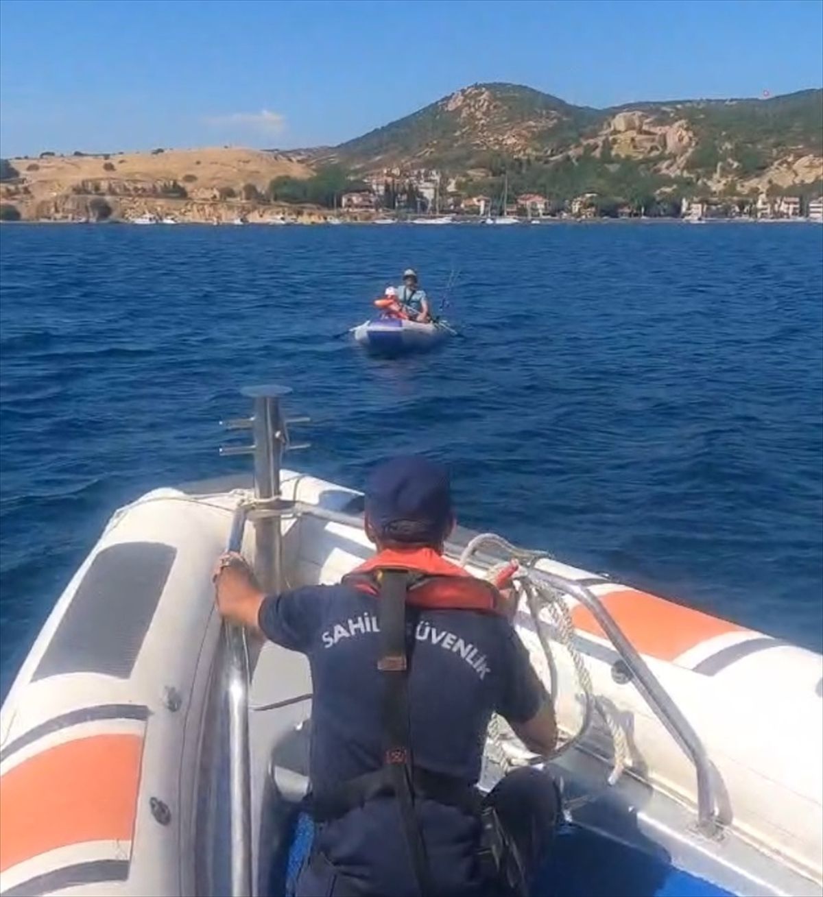 İzmir'de sürüklenen lastik bottaki kişi ve çocuk kurtarıldı