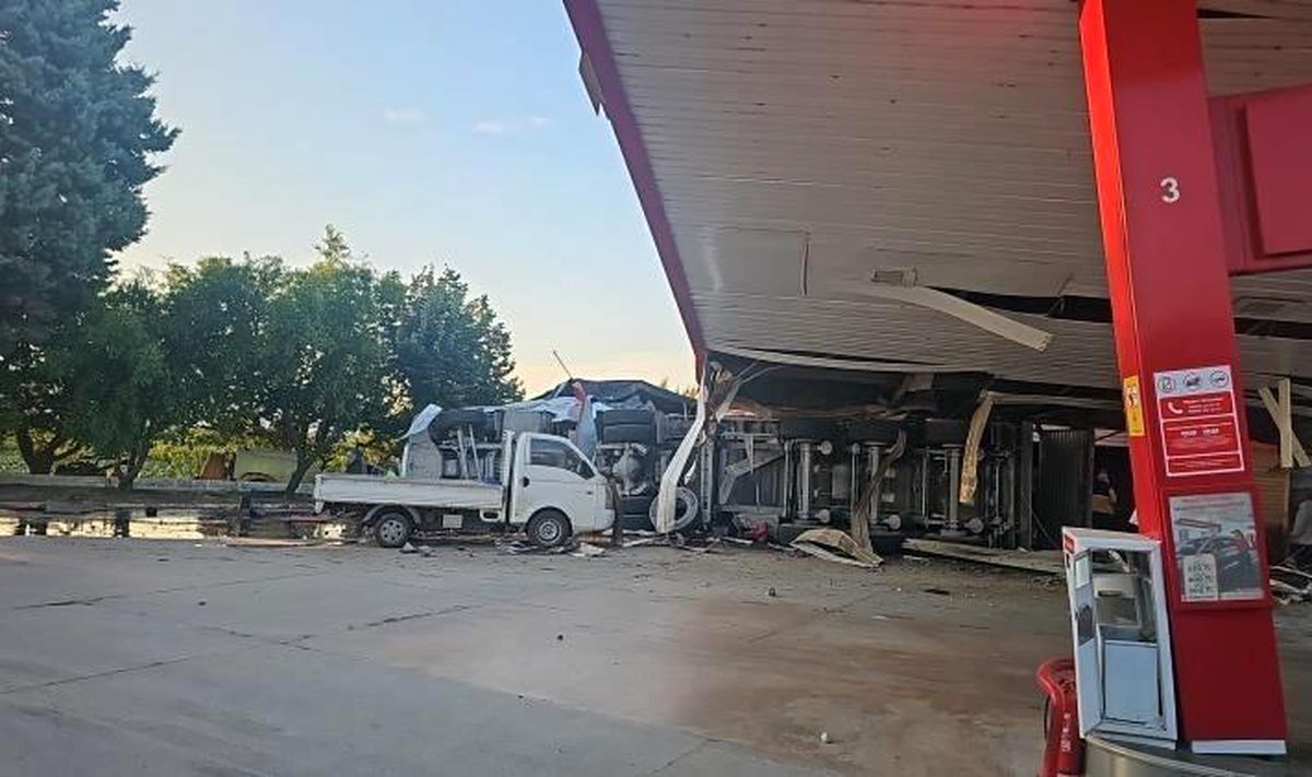 İznik'te kömür yüklü tırın akaryakıt istasyonuna daldığı kaza yerinden genel görünüm.