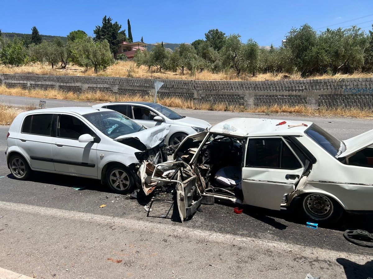 Kahramanmaraş'ta iki otomobil kafa kafaya çarpıştı: 2 yaralı