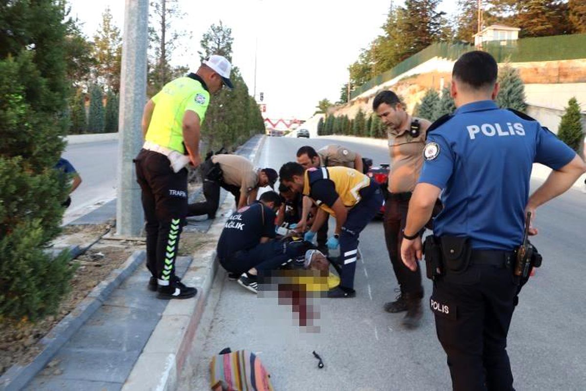 Karaman'da otomobilin elektrikli bisiklete çarptığı kaza sonrası polis inceleme yapıyor.