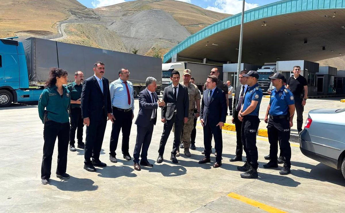 Yüksekova Kaymakamı Volkan Hülür'ün Esendere Sınır Kapısı'nda inceleme yaparken çekilmiş bir fotoğrafı.