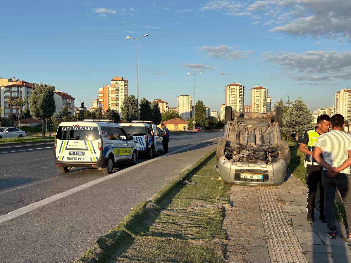 Kayseri'de yolda takla atmış hafif ticari araç.