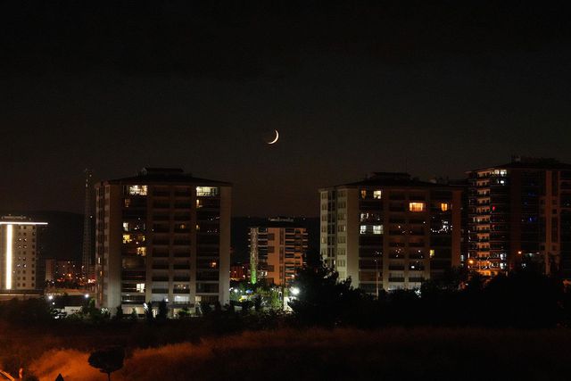 Crescent Moon and Venus together in the sky over Kırıkkale
