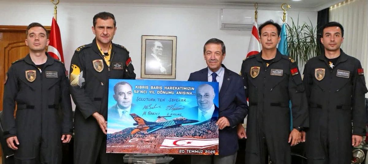 KKTC Dışişleri Bakanı Tahsin Ertuğruloğlu, SOLOTÜRK pilotlarını kabul ediyor.