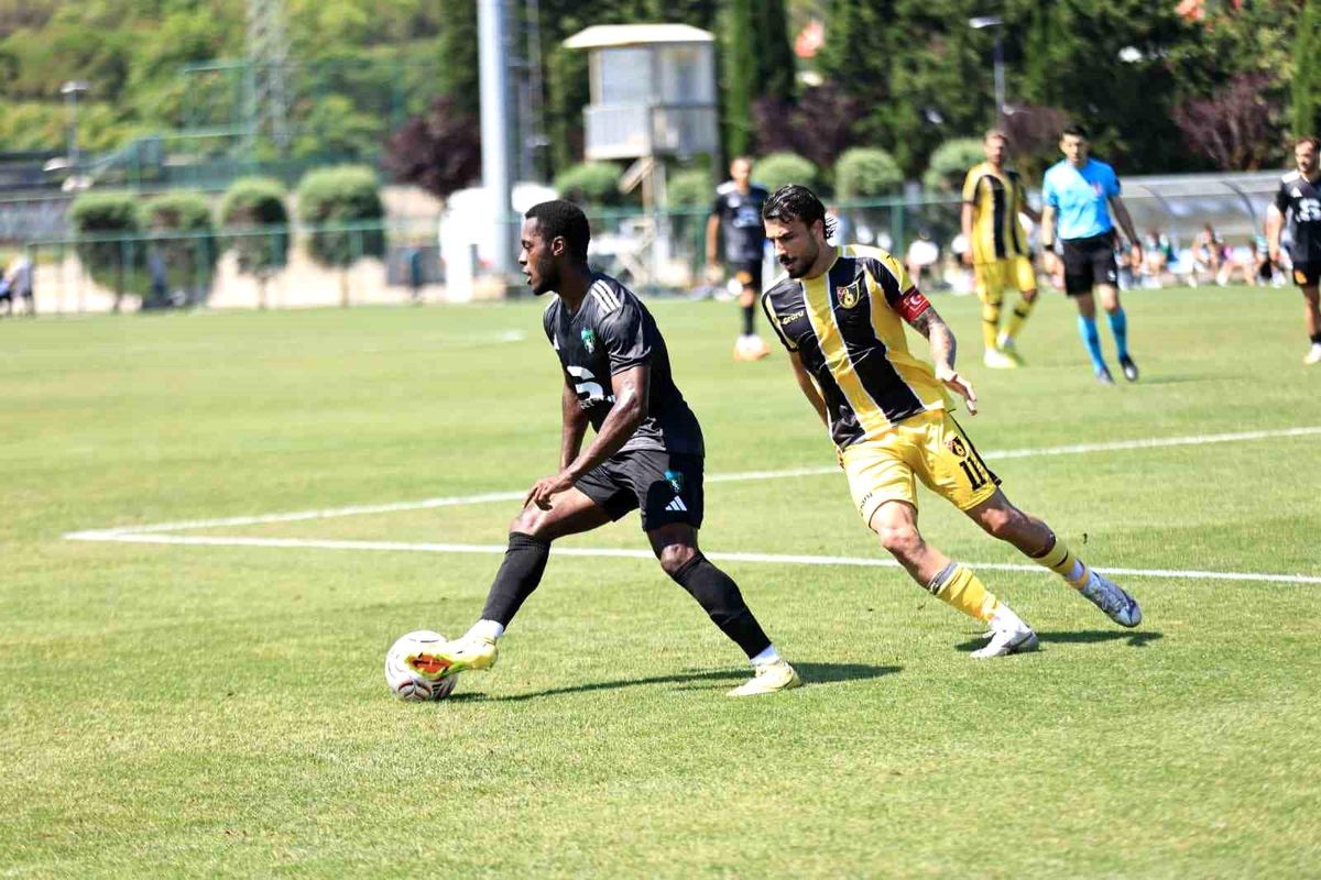 Kocaelispor futbolcuları sahada mücadele ederken
