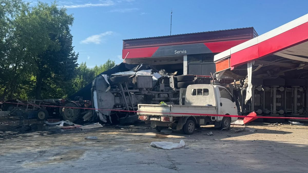 Bursa'nın İznik ilçesinde bir akaryakıt istasyonundaki markete kontrolden çıkan kömür yüklü TIR'ın girmesi sonucu oluşan kaza yeri.