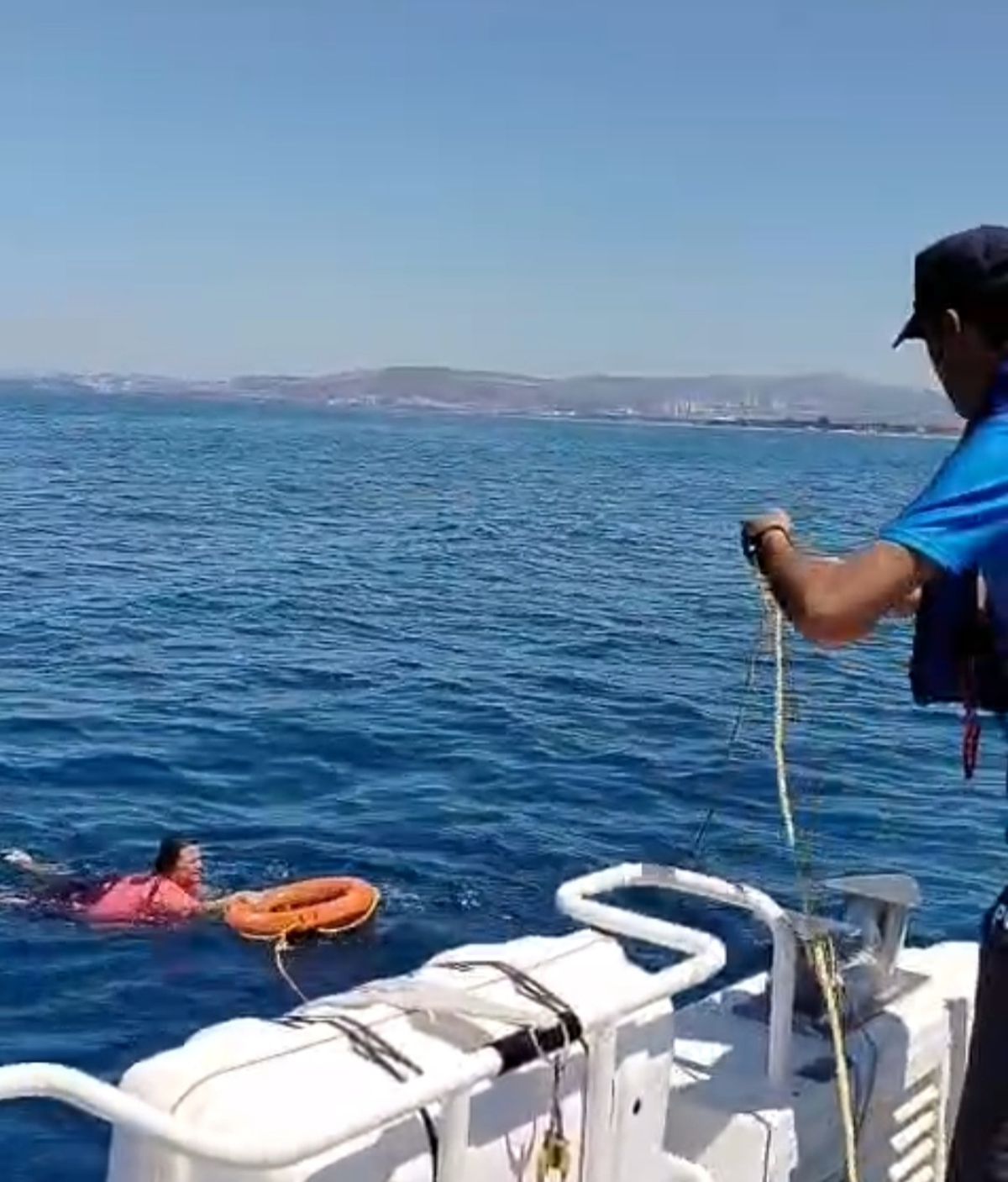 Kuşadası'nda deniz polisi kurtarma çalışması
