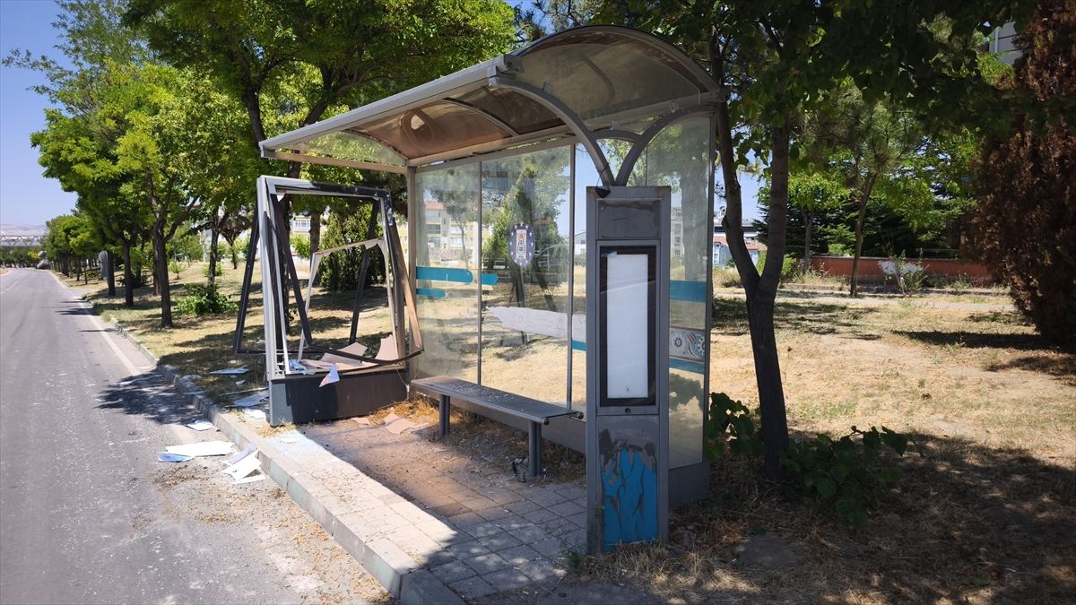 Kütahya'da tırın yerinden çıkan tekerleği otobüs durağına çarptı
