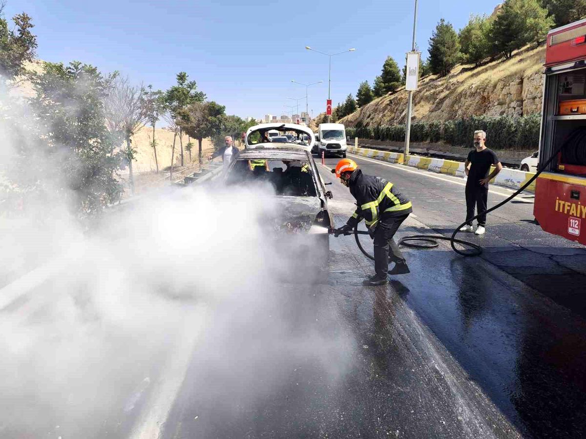 Mardin'de seyir halindeki otomobil yandı