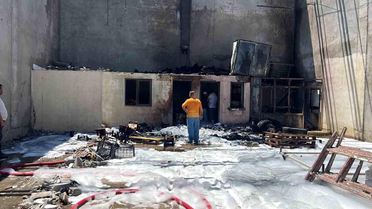 Mersin'de sebze ve meyve halinde depo yangını