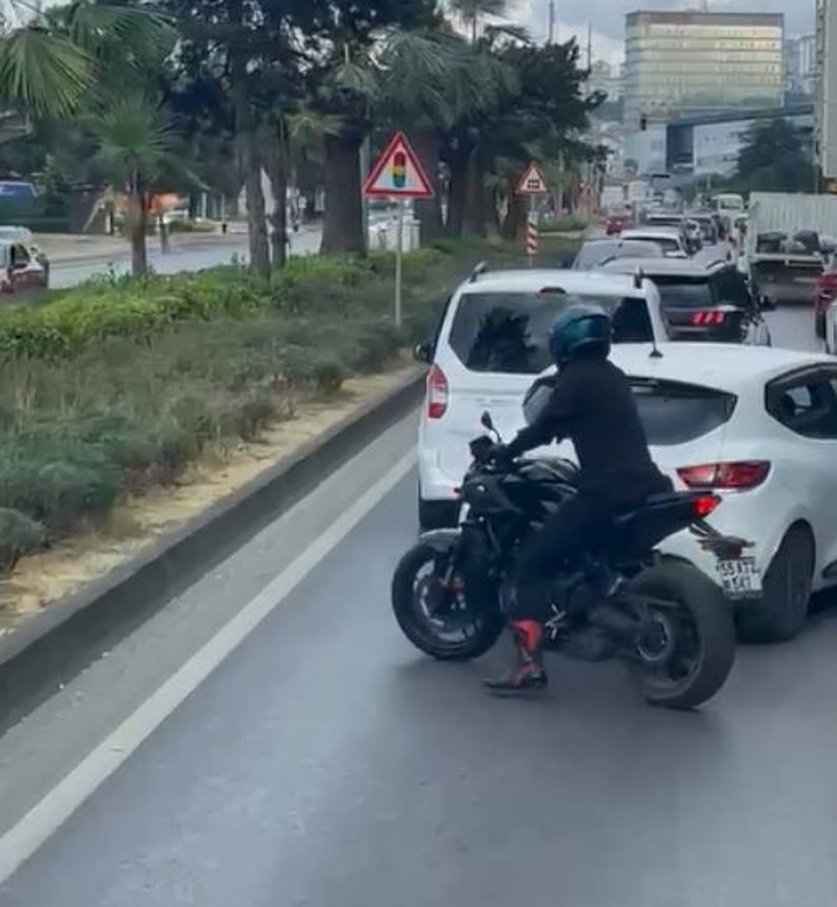 Motosiklet sürücüsü, vakaya giden itfaiye aracına yolu açtı