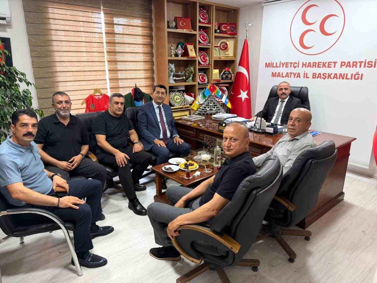 Mahmut Boyraz ve Gökhan Yıldırım tokalaşırken