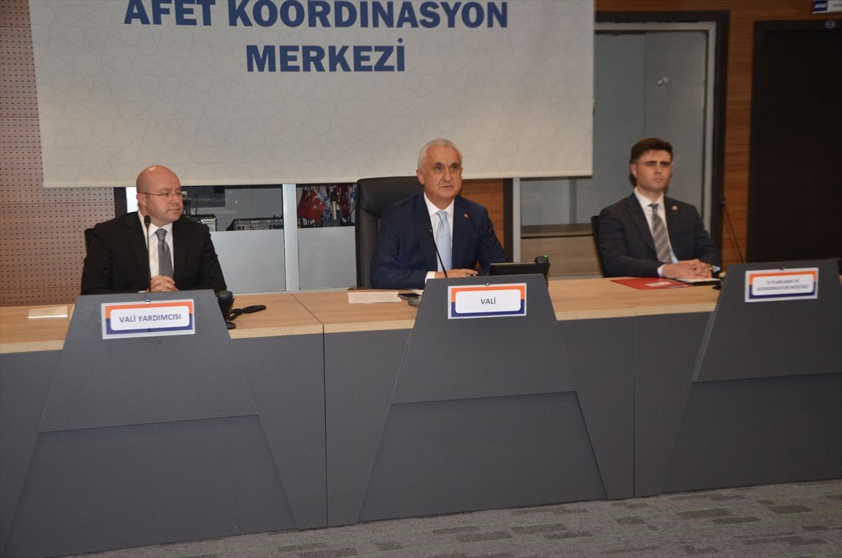 Muş Valiliği binası ve toplantı salonu.