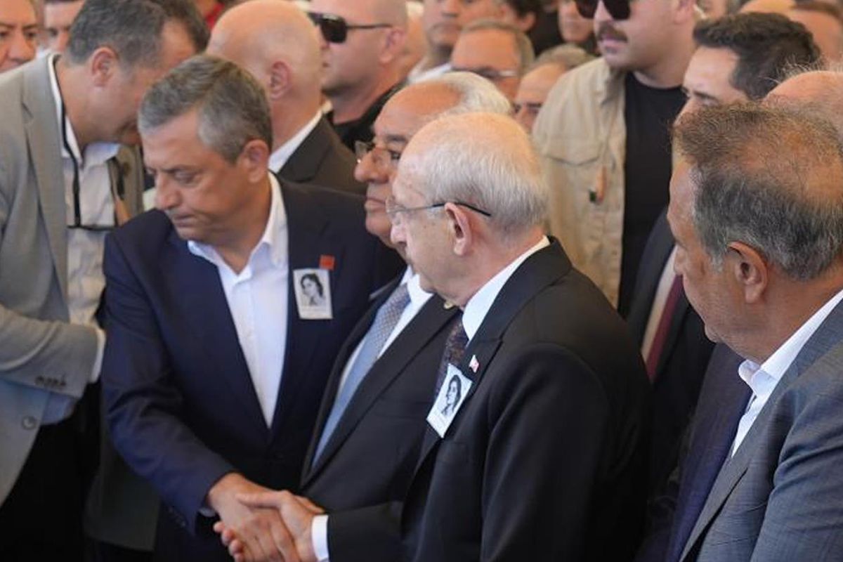 Olcay Baykal'ın cenazesinde Kılıçdaroğlu ve Özel yan yana geldi