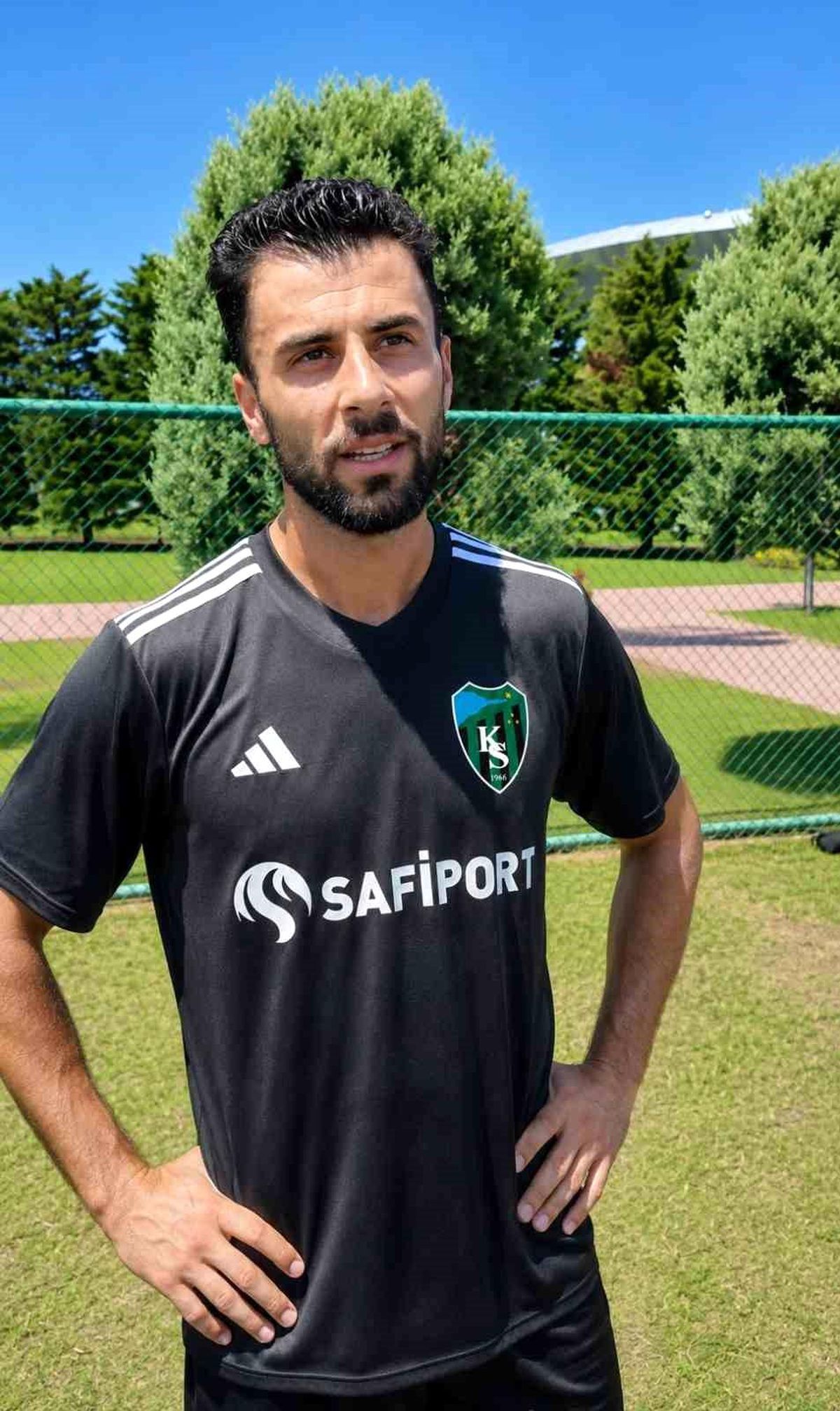 Kocaelisporlu futbolcu Onur Öztonga saha içinde poz verirken
