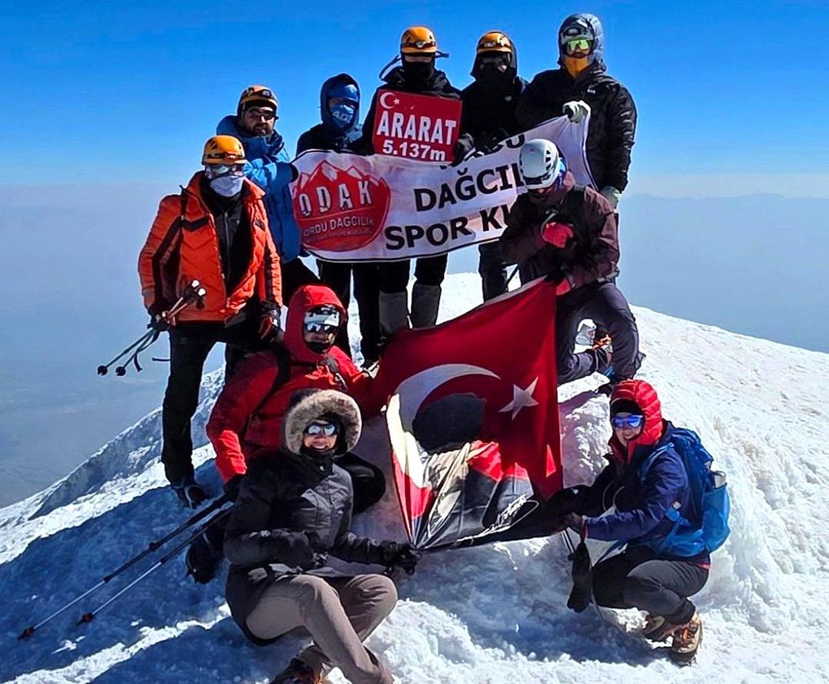Ordu Dağcılık Spor Kulübü üyeleri Ağrı Dağı zirvesinde