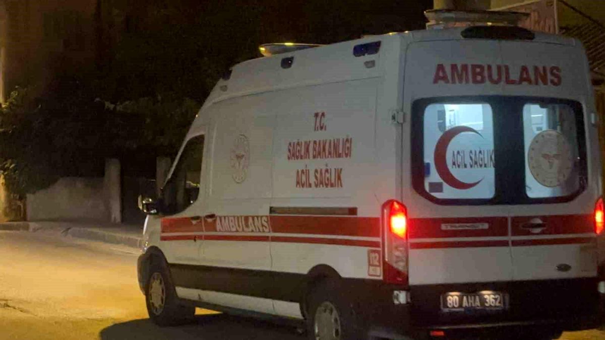 Osmaniye'de bir otomobilin çarptığı motosiklet sürücüsü yerde yatarken görülüyor.