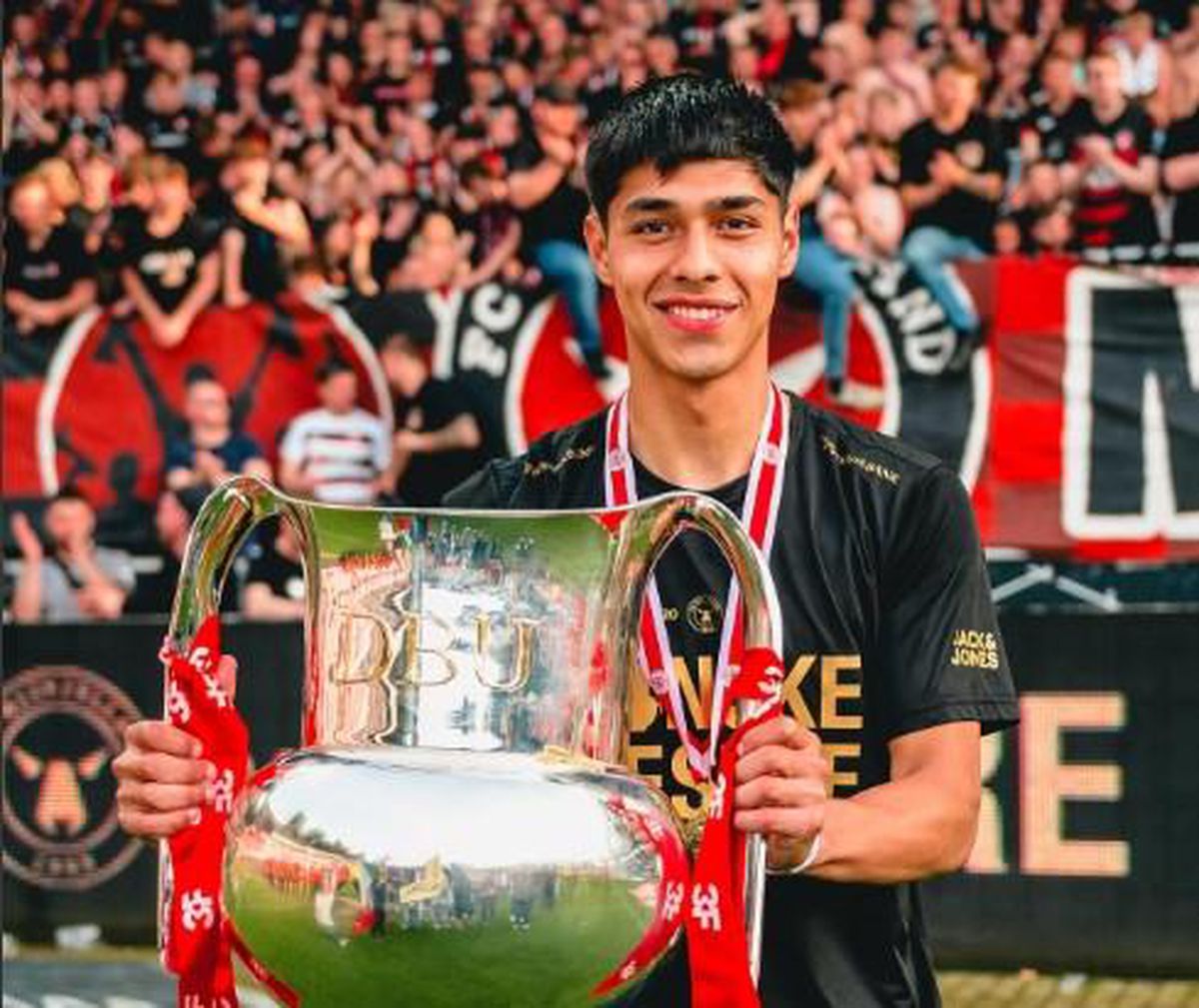 Dario Osorio futbol sahasında top sürerken