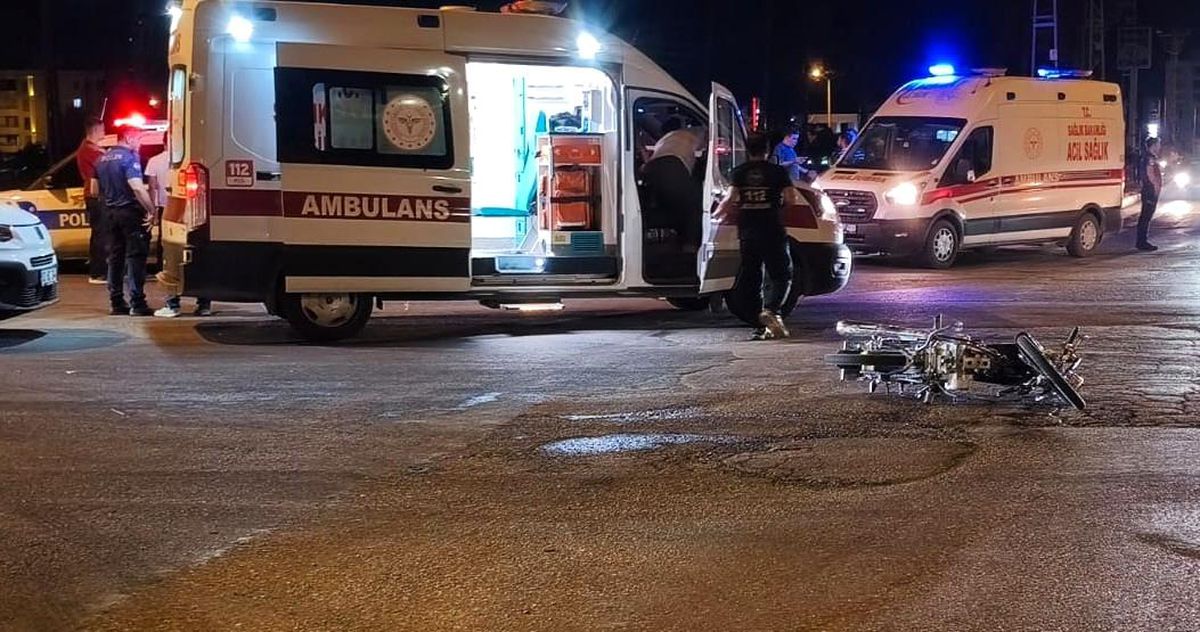 Adıyaman'da otomobil ve motosikletin karıştığı trafik kazası sonrası yaralıya müdahale ediliyor.
