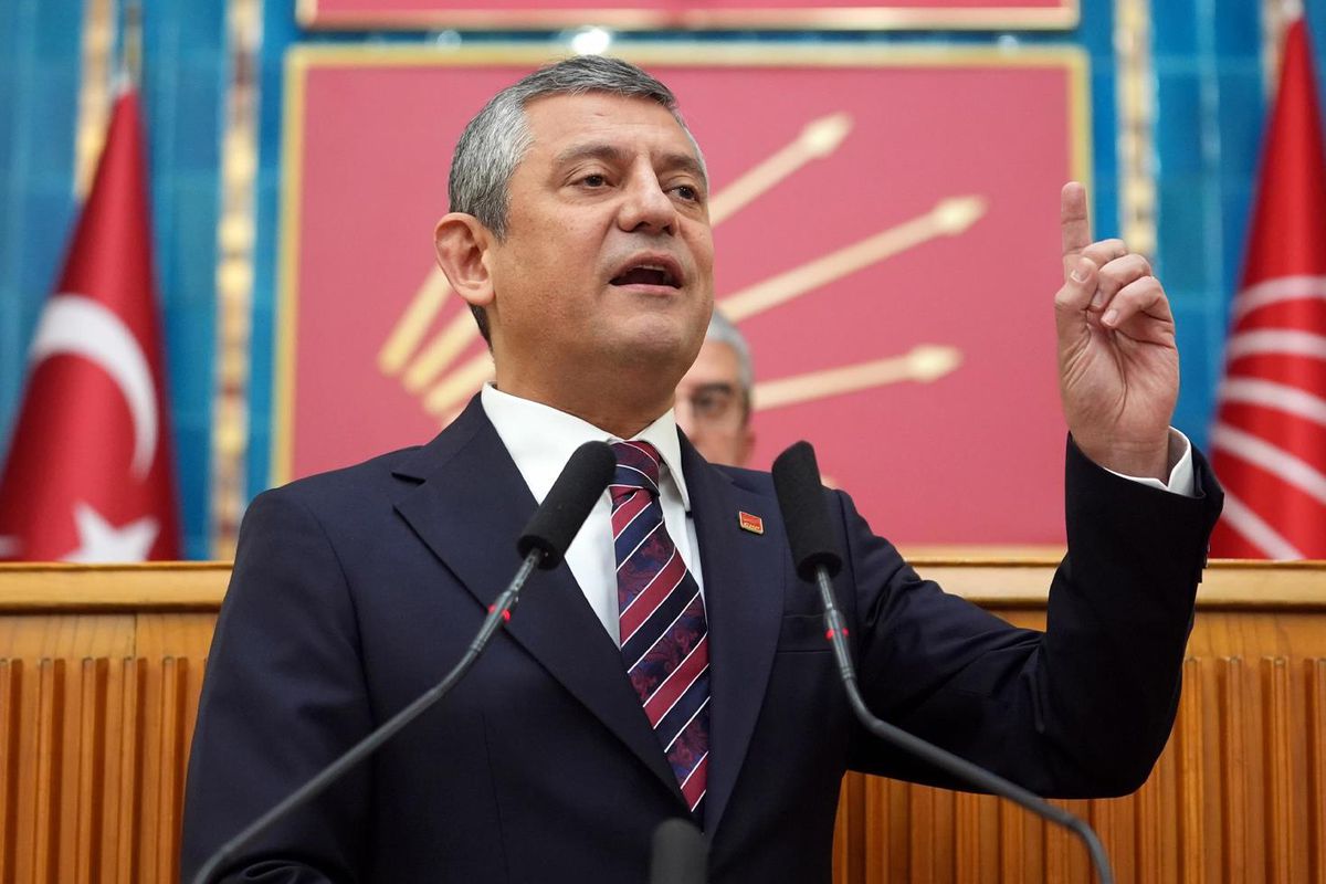 Özgür Özel'in CHP'deki liderlik krizi sonrası yeni parti kurma hazırlıkları ve ana muhalefet partisinin değişebileceği ihtimali.