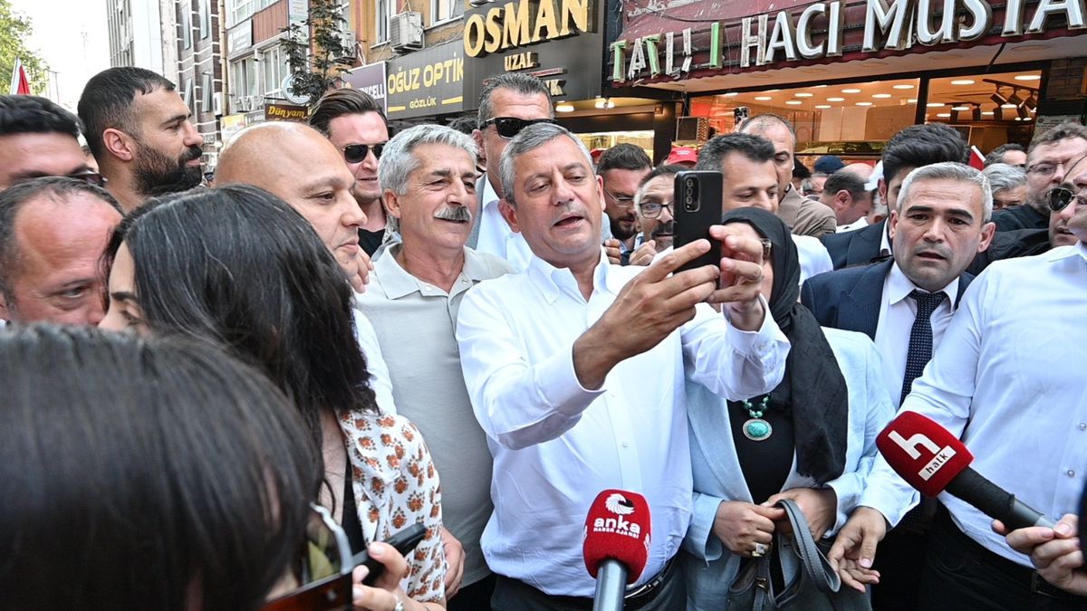 Özgür Özel konuşma yaparken