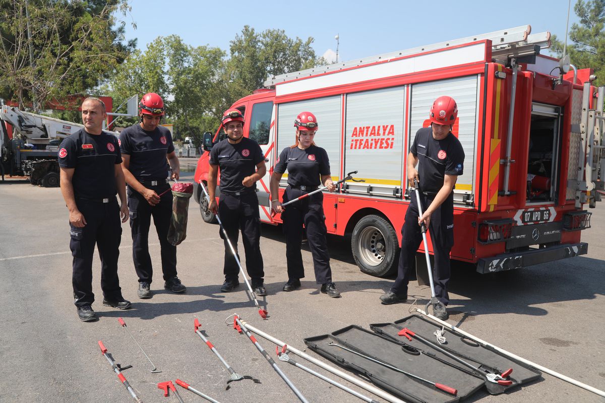 Antalya'da sıcaklıkların artmasıyla birlikte evlerin yakınında görülen yılanlar itfaiyeye ihbar ediliyor.