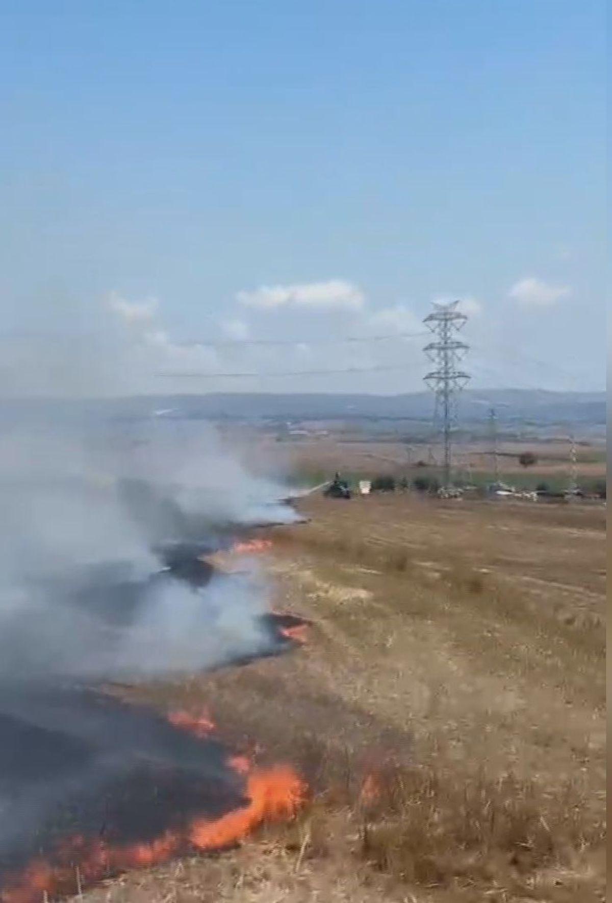 Silivri'de iki farklı otluk alanda çıkan yangında 300 dönüm arazi zarar gördü