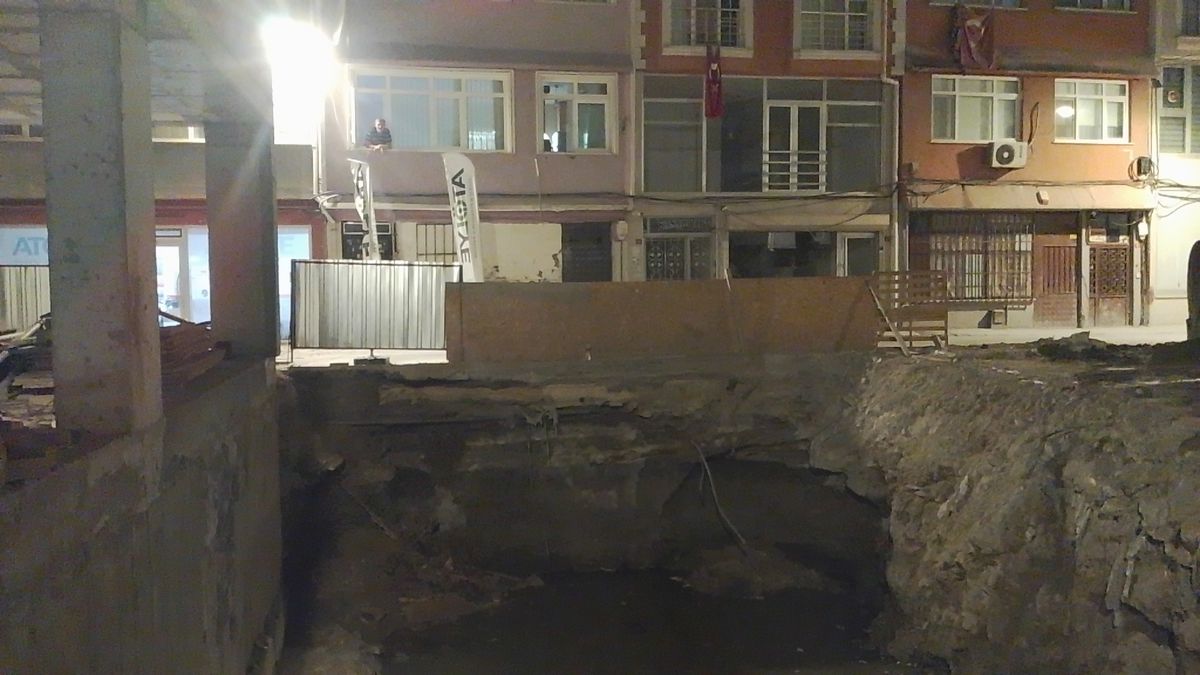 Silivri'de inşaat halindeki binanın temelinde toprak kaydı; sokak trafiğe kapatıldı