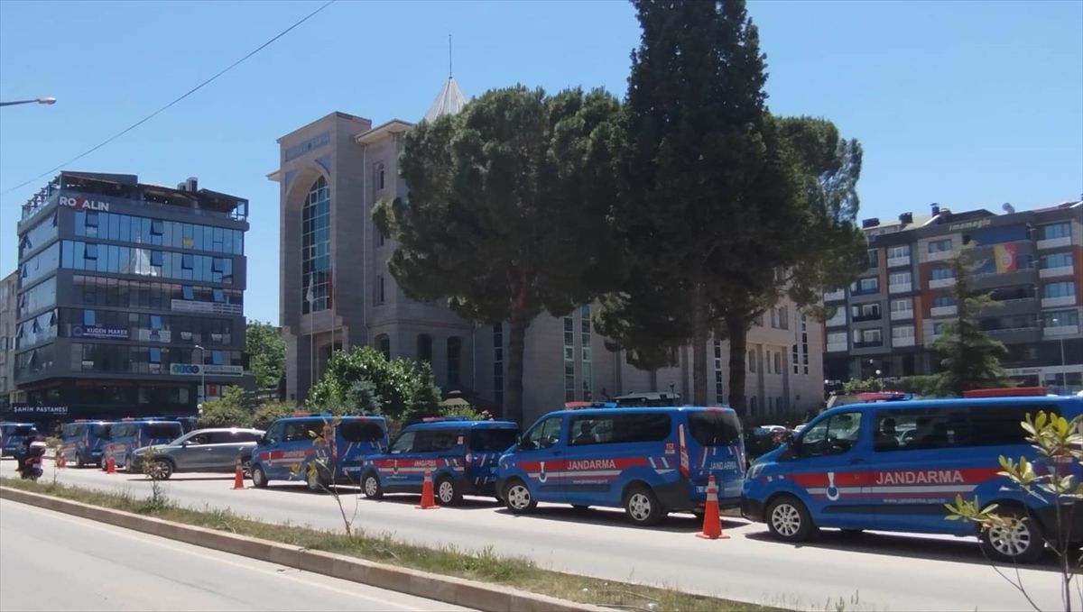 Sinop'un Boyabat ilçesinde düzenlenen tefecilik ve yağma operasyonunda gözaltına alınan şüpheliler.