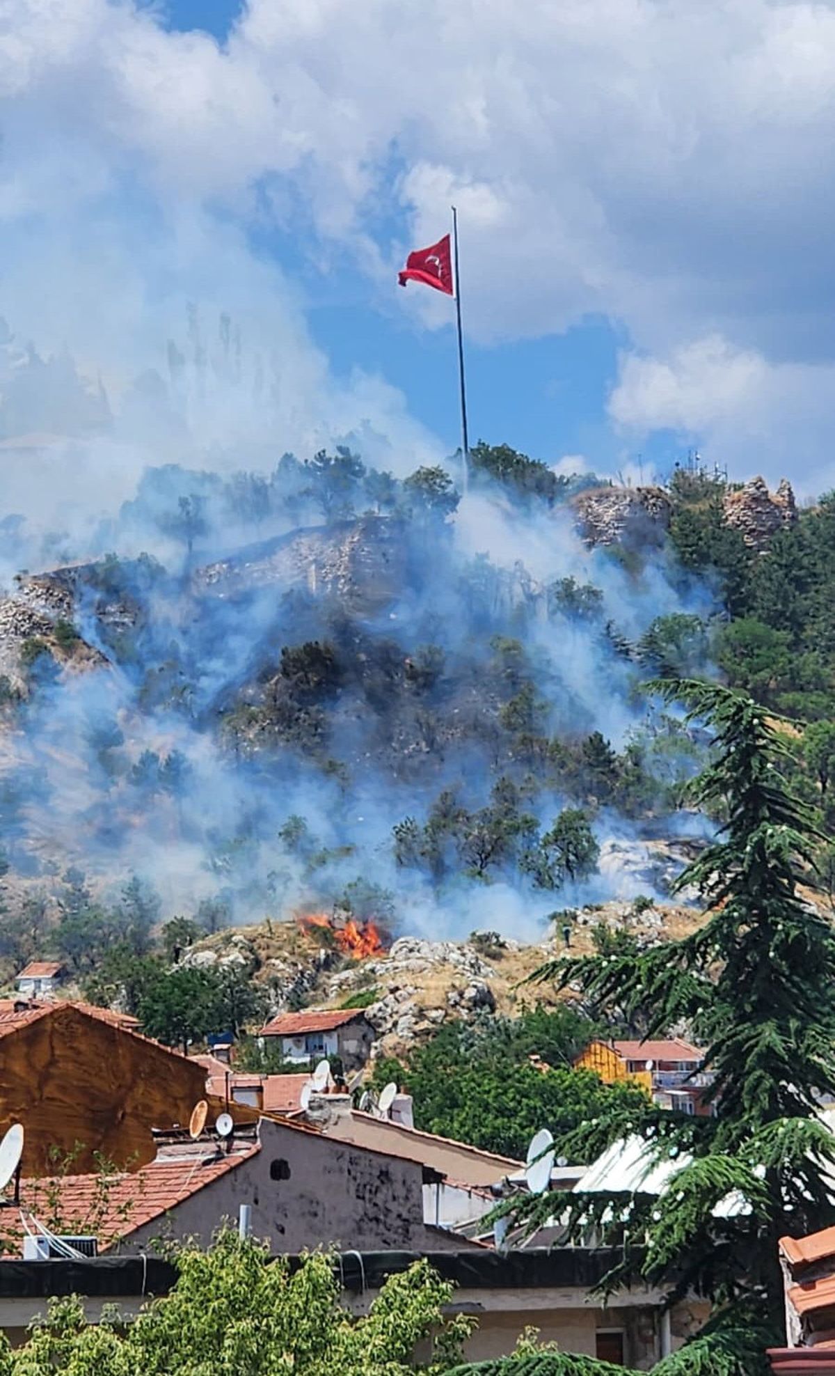Kütahya Kalesi çevresinde yangın çıktı
