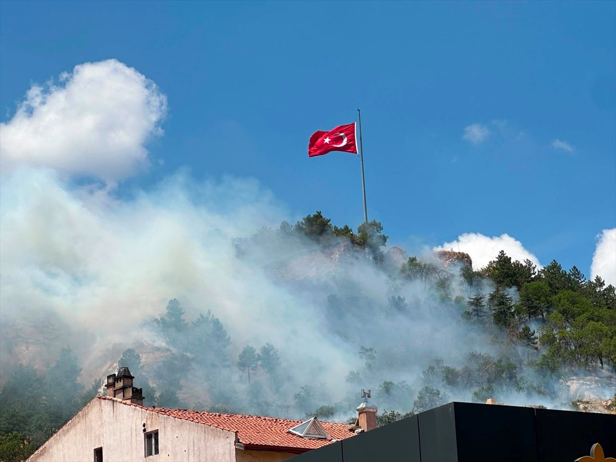 Tarihi Kütahya Kalesi'nde çıkan yangına müdahale ediliyor