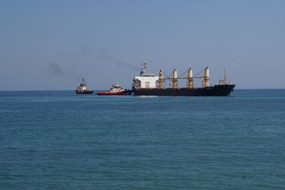 Tekirdağ Süleymanpaşa açıklarında karaya oturan REGALO gemisi kurtarılırken.