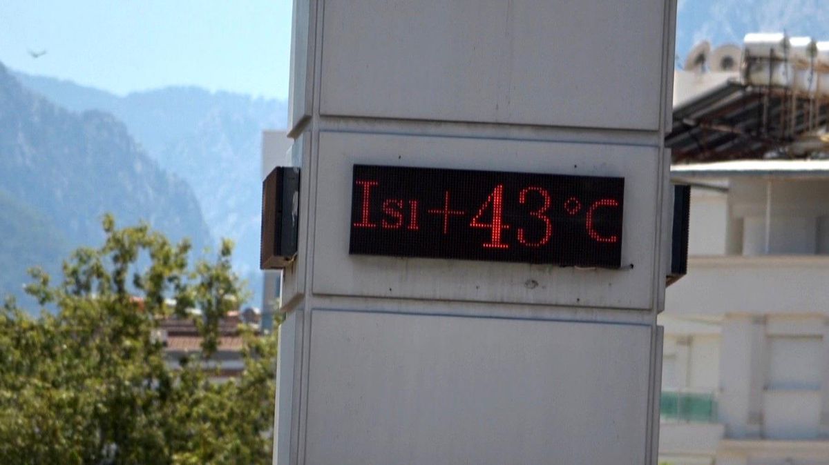 Termometrelerin 43 dereceyi gösterdiği Antalya'da sahiller doldu
