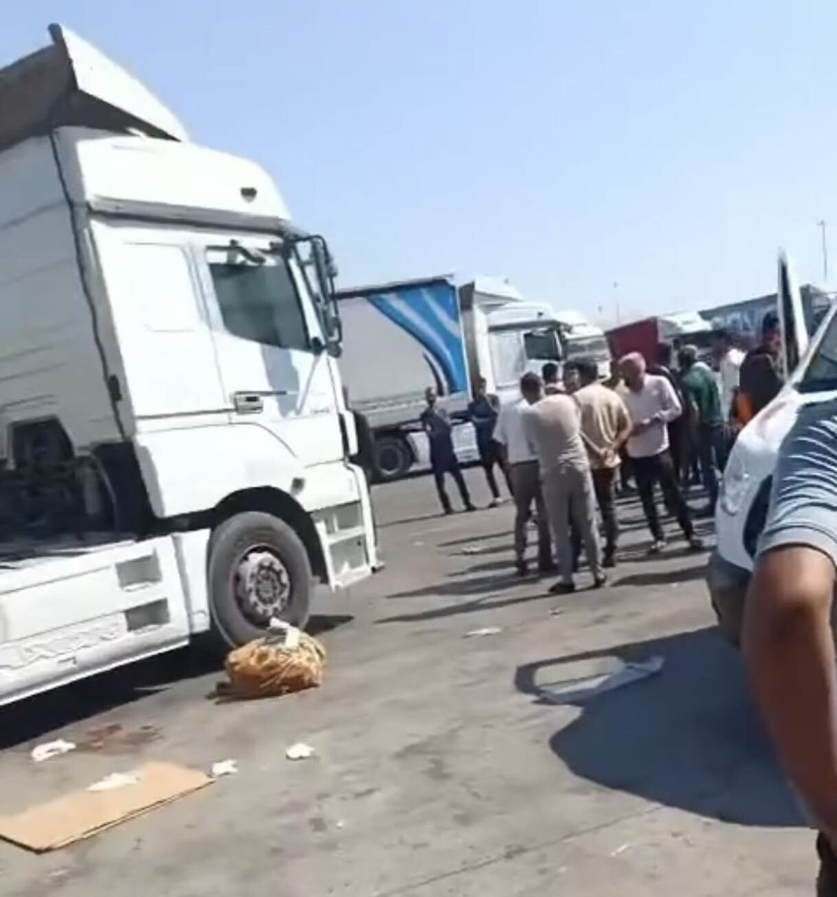 Tır parkında korkunç kaza; şoförün kolu koptu