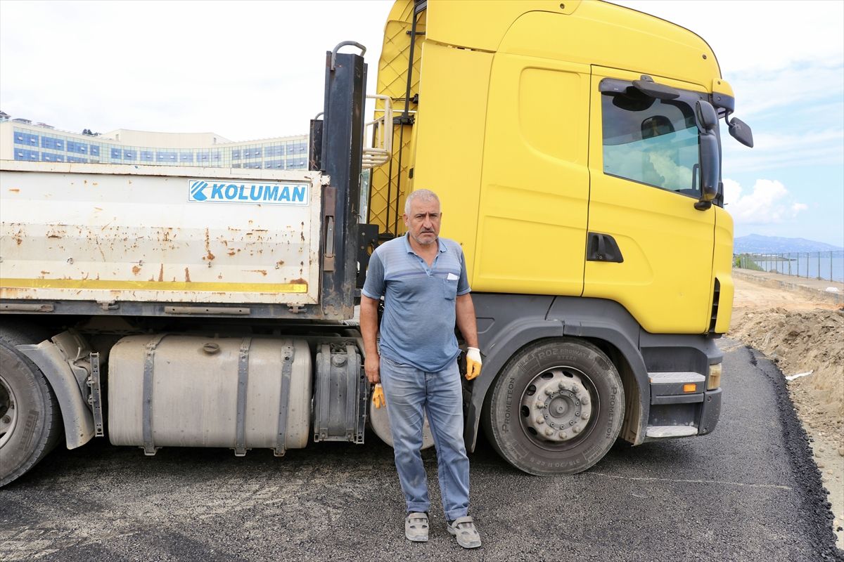 Tırın motor kısmından kurtardığı yavru kediyi kızının yardımıyla annesine kavuşturdu