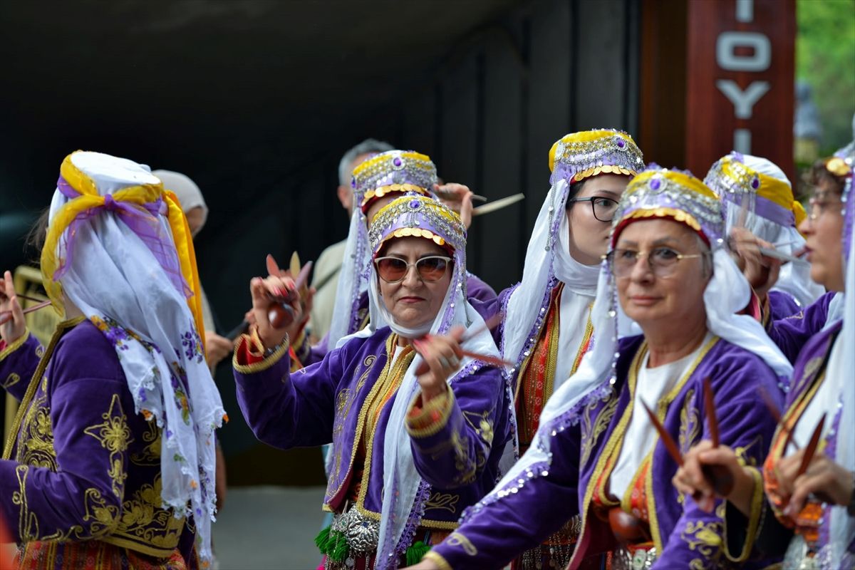 Trabzon'da '34. Uluslararası Akçaabat Müzik ve Halk Oyunları Festivali' sürüyor