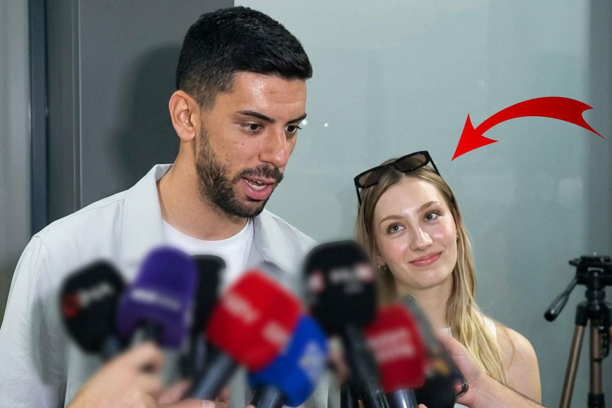 Cenk Özkacar ve eşi basın toplantısı sırasında birbirlerine bakarken