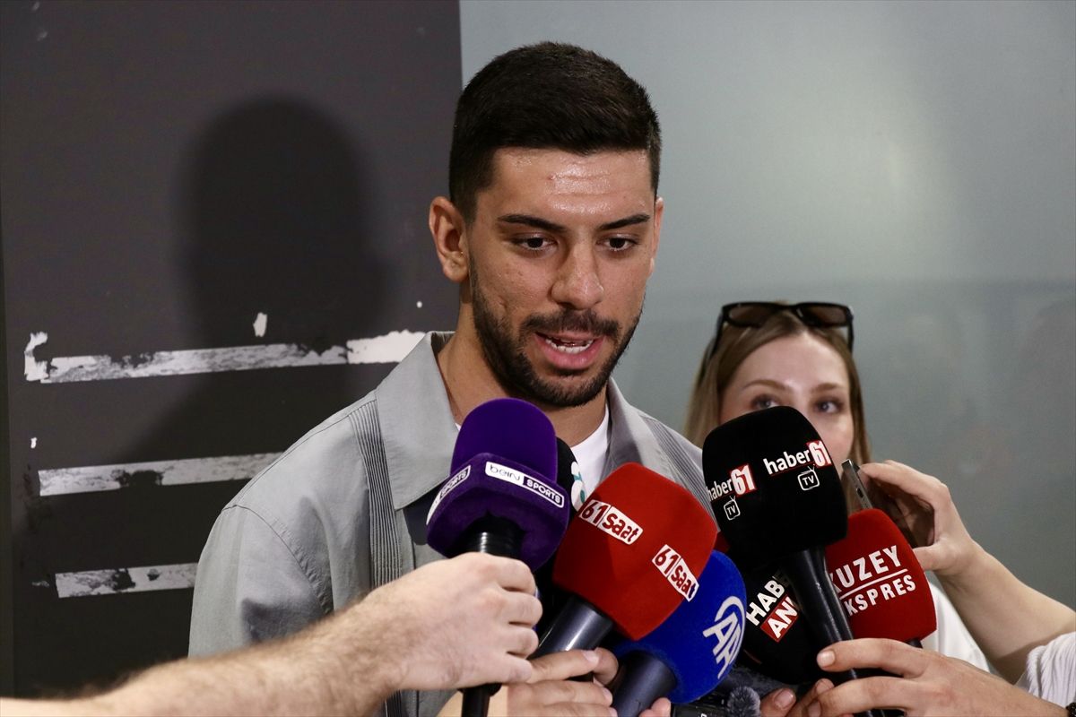 Trabzonspor'un transfer görüşmelerinde bulunduğu futbolcu Cenk Özkacar kente geldi