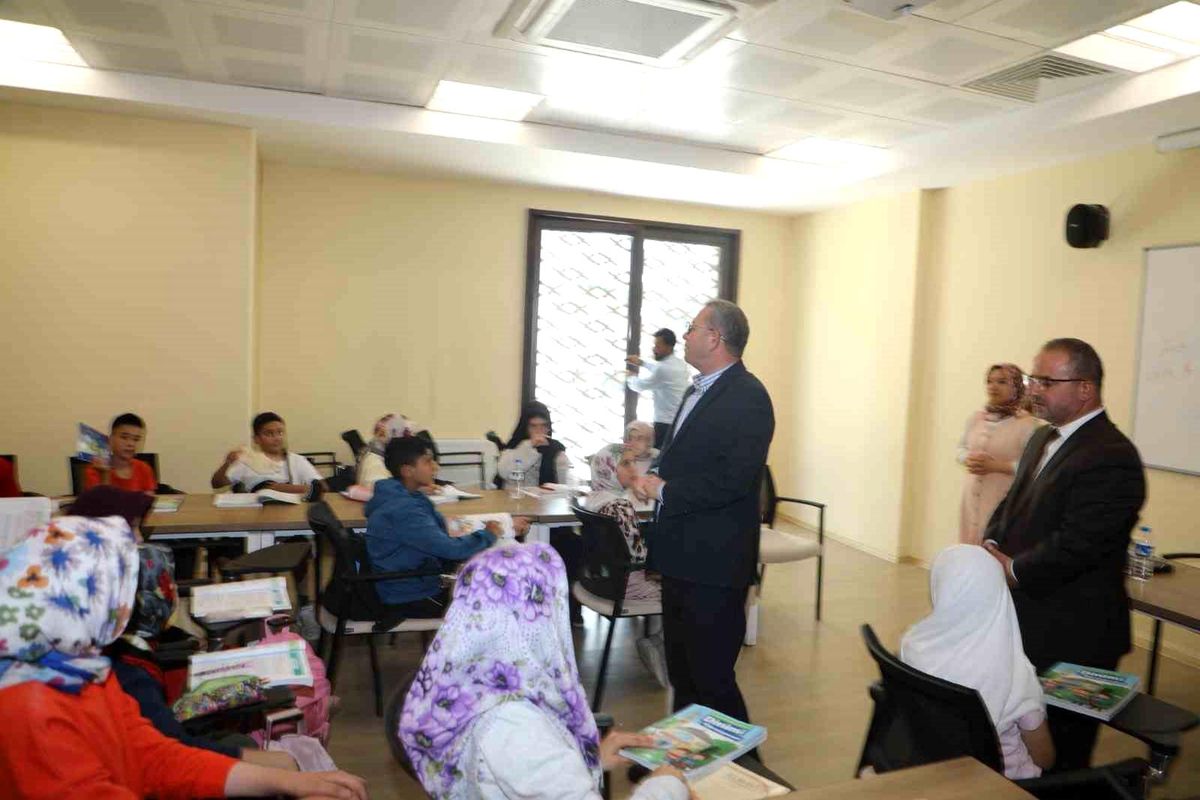 Kars Valisi Ziya Polat'ın Yaz Kur'an Kursu ziyareti sırasında öğrencilerle sohbeti.