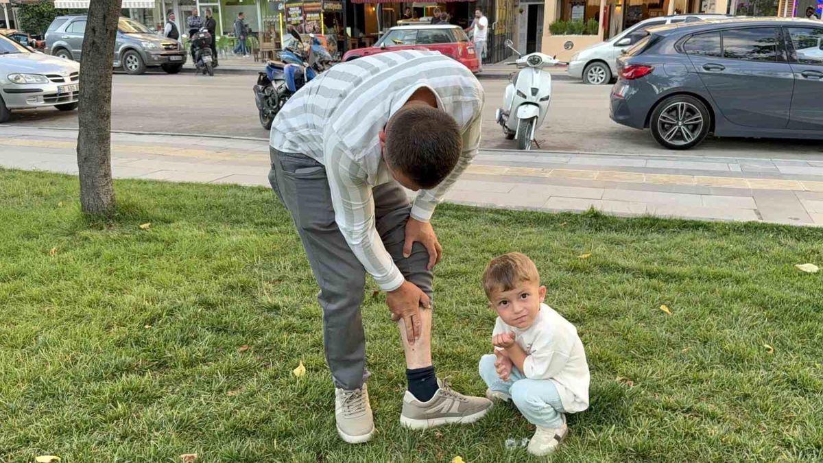Vücuduna tutunan kene ile yüzük takma merasimine katılan besici, tehlikeyi hiçe sayarak 'Keneyi besiye aldık' dedi