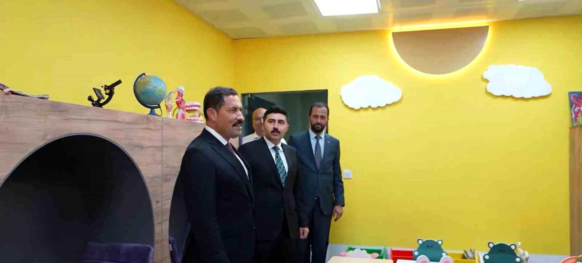 Hatay Valisi Mustafa Masatlı, Yayladağı İlçe Halk Kütüphanesi'nde öğrencilerle sohbet ediyor.