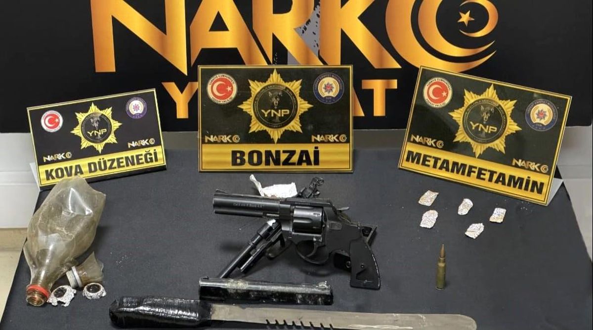 Yozgat'ın Sorgun ilçesinde polis tarafından düzenlenen uyuşturucu operasyonunda ele geçirilen uyuşturucu maddeler ve silahlar.