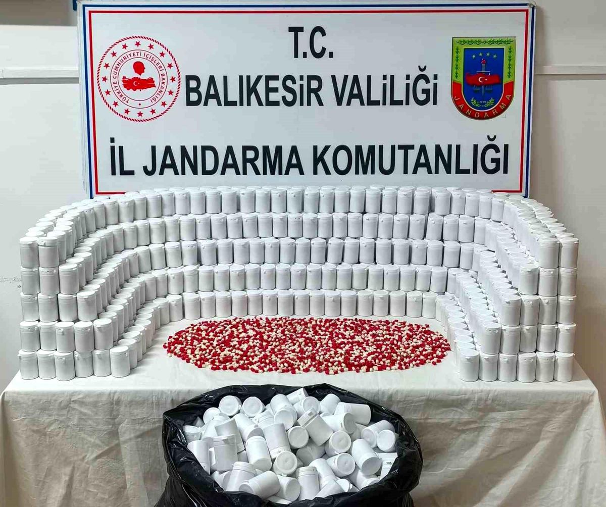 Balıkesir'de jandarma ekiplerinin uyuşturucu operasyonunda ele geçirilen uyuşturucu haplar ve nakit para.