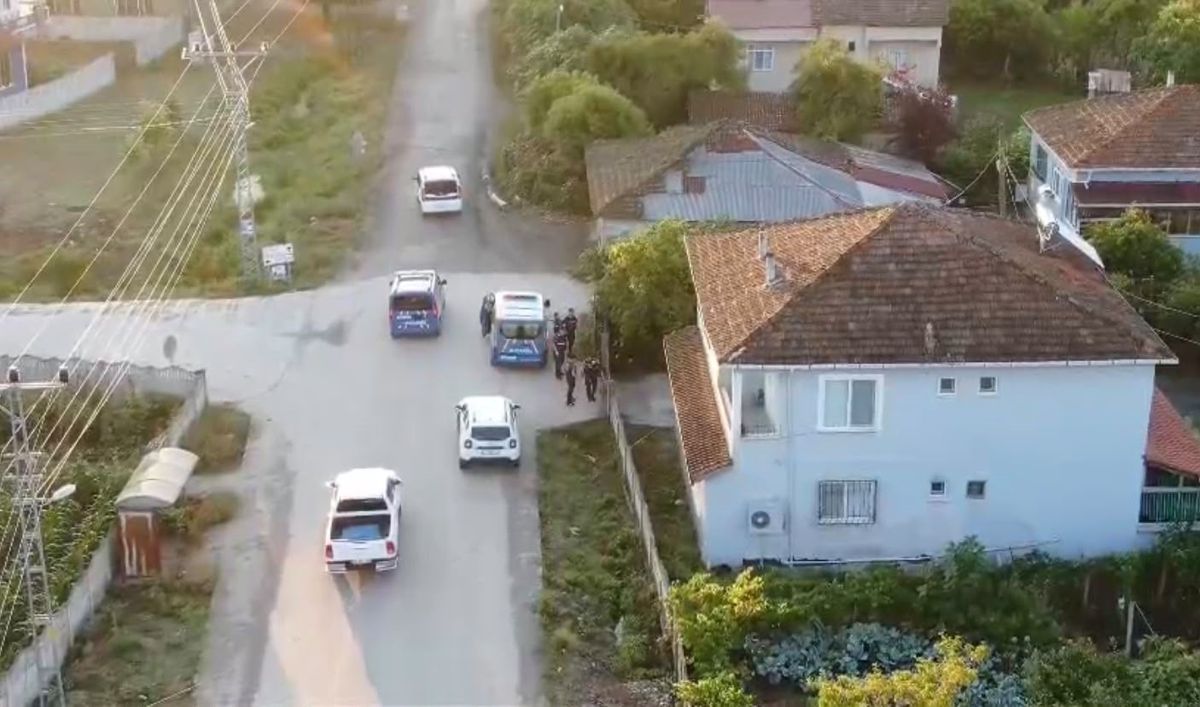 Samsun'un Terme ilçesinde Ali Sarıoğlu cinayetiyle ilgili operasyonda gözaltına alınan şüpheliler.